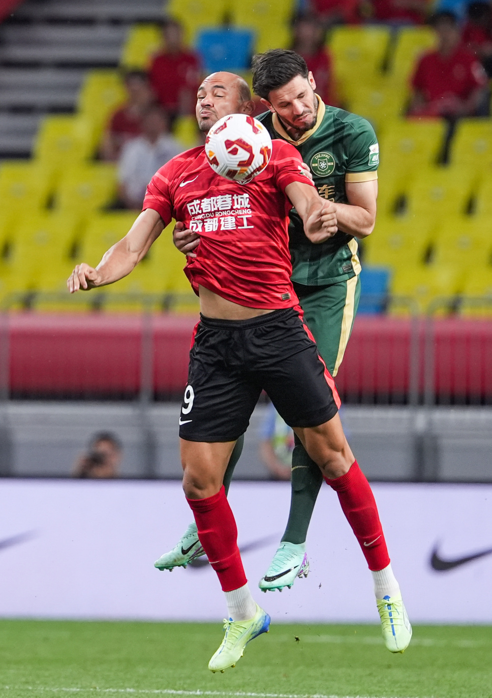 足球英超球队内部录像流出，球员争吵曝光（英超俱乐部内部视频泄露，球员争执画面曝光）