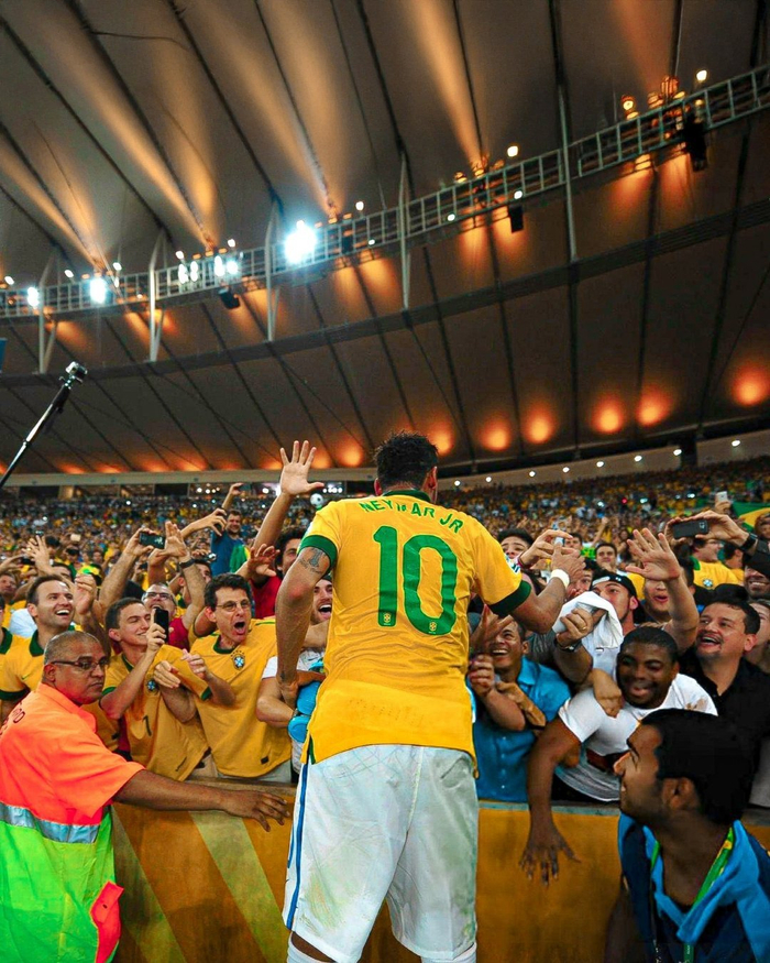 兰多·诺里斯领取个人第一座F1车手世界冠军奖杯（兰多·诺里斯捧起生涯首座F1车手世界冠军奖杯）