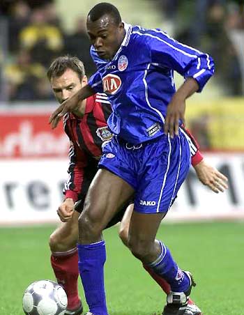 澳超战报：索耶点球梅开二度，麦克阿瑟2-1逆转布里斯班狮吼（澳超：索耶两度点射建功，麦克阿瑟2-1逆转布里斯班狮吼）