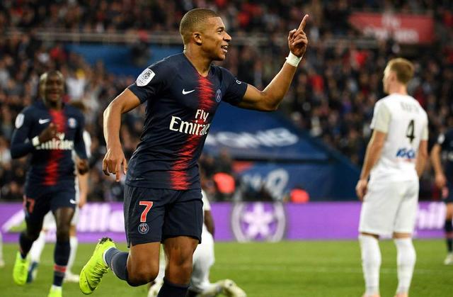 拜仁莱万梅开二度战胜门兴（莱万梅开二度助拜仁力克门兴）